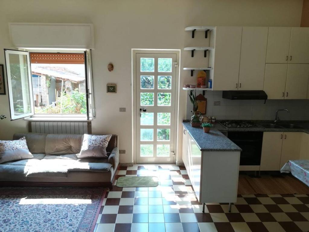 ein Wohnzimmer mit einem Sofa und einer Küche in der Unterkunft Da Teresa in Siderno Marina