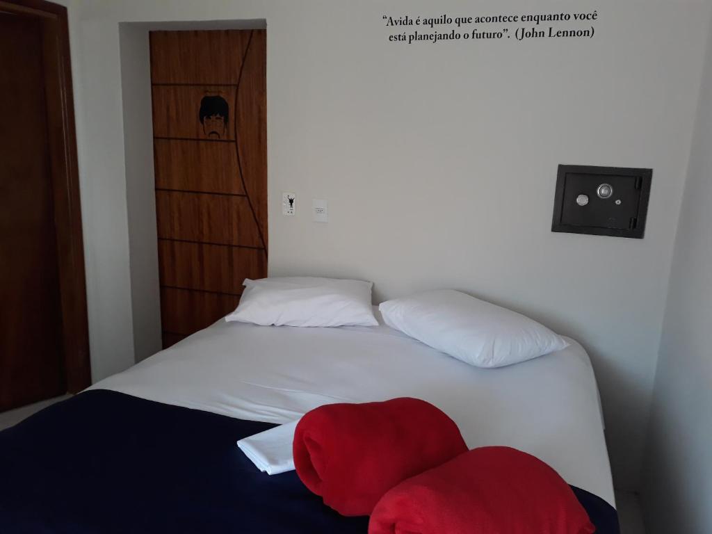 Postel nebo postele na pokoji v ubytování Casa Beatles Hostel Bauru