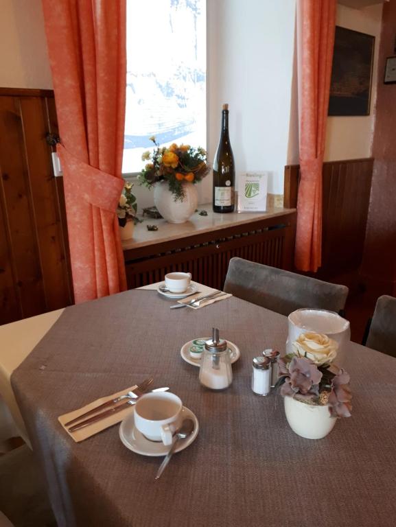 Příslušenství pro přípravu čaje a kávy v ubytování Hotel Krone Rüdesheim