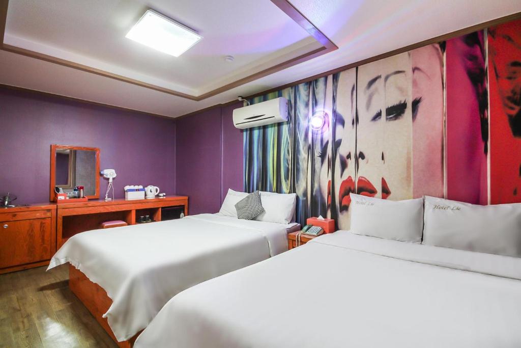 巨濟的住宿－里耶酒店，紫色墙壁客房的两张床