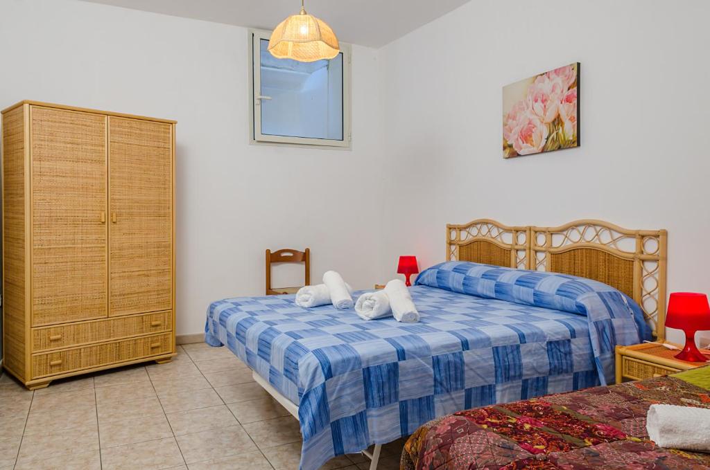 a bedroom with two beds and a dresser at Appartamento Serena in Felline