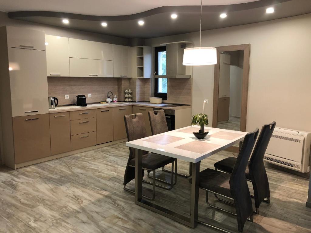 Una cocina y un comedor con mesa y sillas. en Apartment Trimontium 2, en Plovdiv