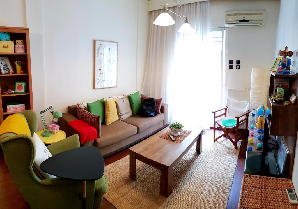 A seating area at Octagon Apartments, Nilie Hospitality MGMT