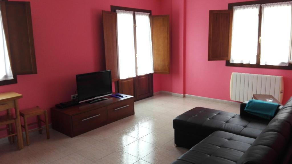 A television and/or entertainment centre at Apartamentos Las Rosas