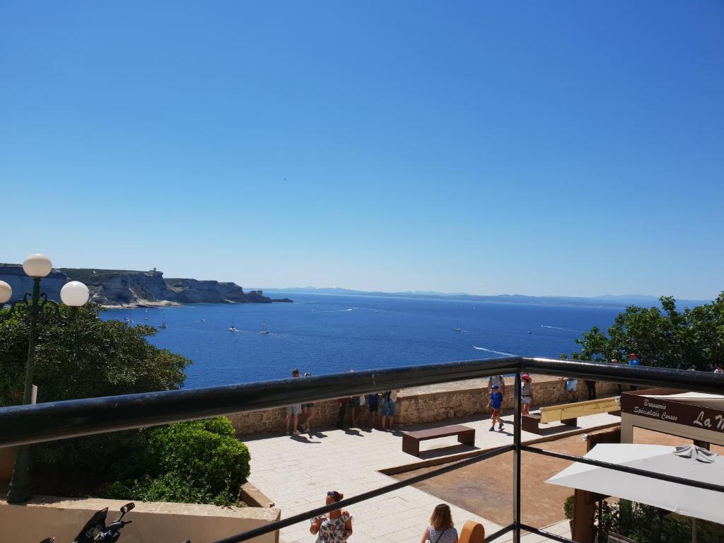 widok na ocean z balkonu w obiekcie chez dume w mieście Bonifacio