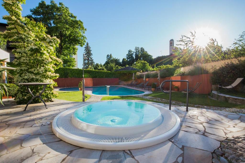 Bazén v ubytování Gartenhotel Völser Hof - Adults Only nebo v jeho okolí