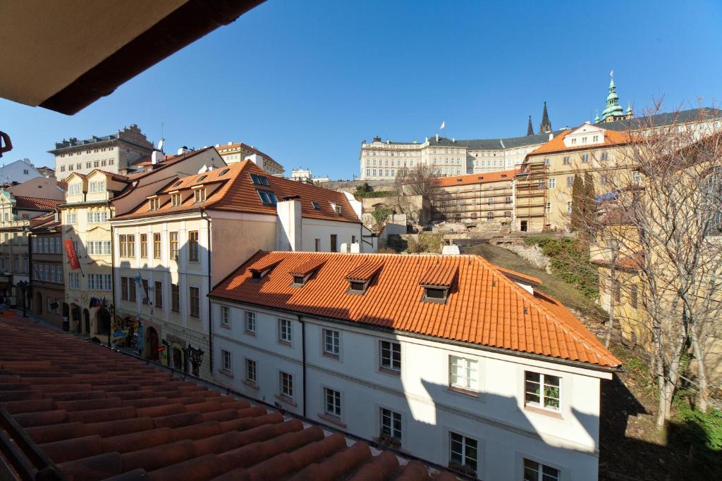 vistas a un edificio con techo naranja en Hostel Little Quarter, en Praga