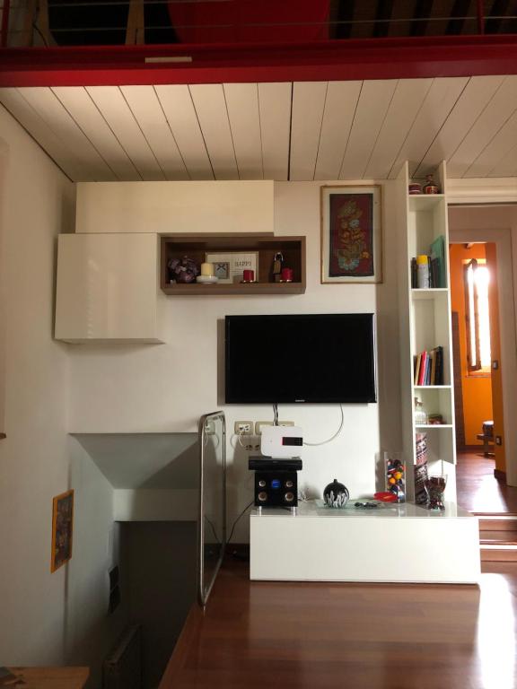 Televízia a/alebo spoločenská miestnosť v ubytovaní Il NIDO