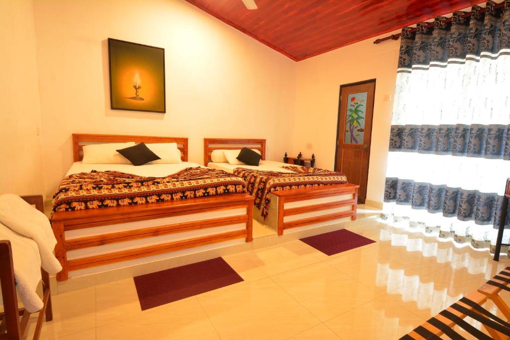 Postel nebo postele na pokoji v ubytování Kandy Riverside Villa