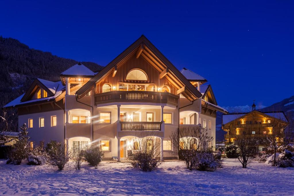ツェル・アム・ツィラーにあるAlpenresidenz-Sonnwendの夜の大家