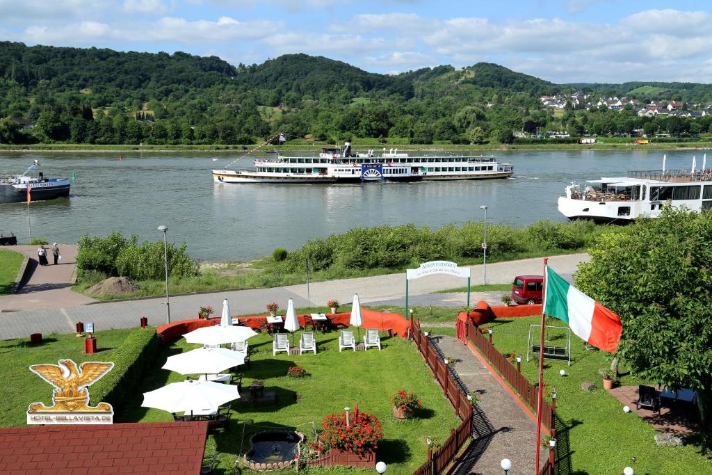 een uitzicht op een rivier met twee boten in het water bij Rheinhotel Bellavista in Braubach