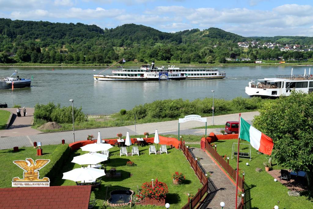 vistas a un río con dos barcos en el agua en Rheinhotel Bellavista, en Braubach