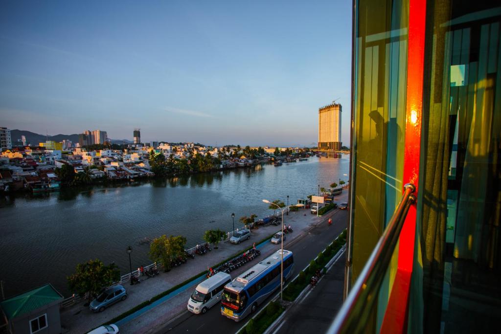 Výhled na řeku, která protéká v blízkosti hotelu