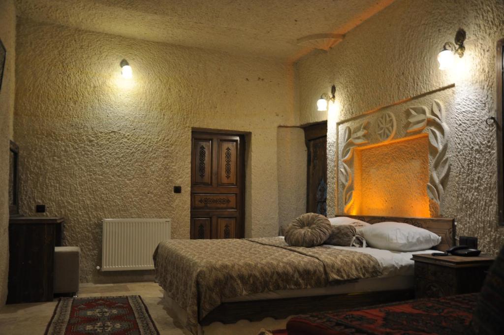 Postel nebo postele na pokoji v ubytování Çavuşin Cave House-Cappadocia