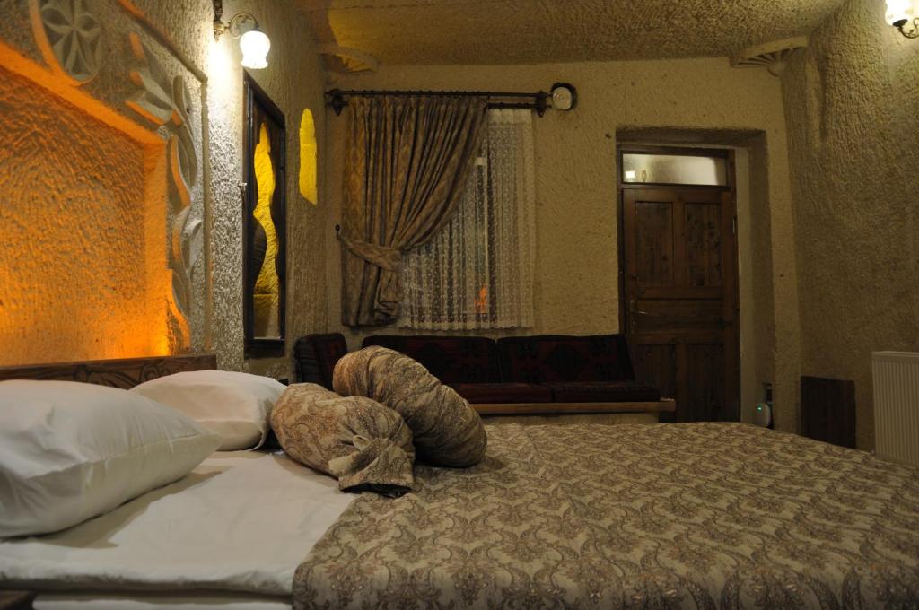 Postel nebo postele na pokoji v ubytování Çavuşin Cave House-Cappadocia