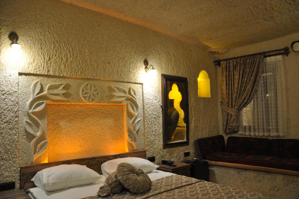 Postel nebo postele na pokoji v ubytování Çavuşin Cave House-Cappadocia