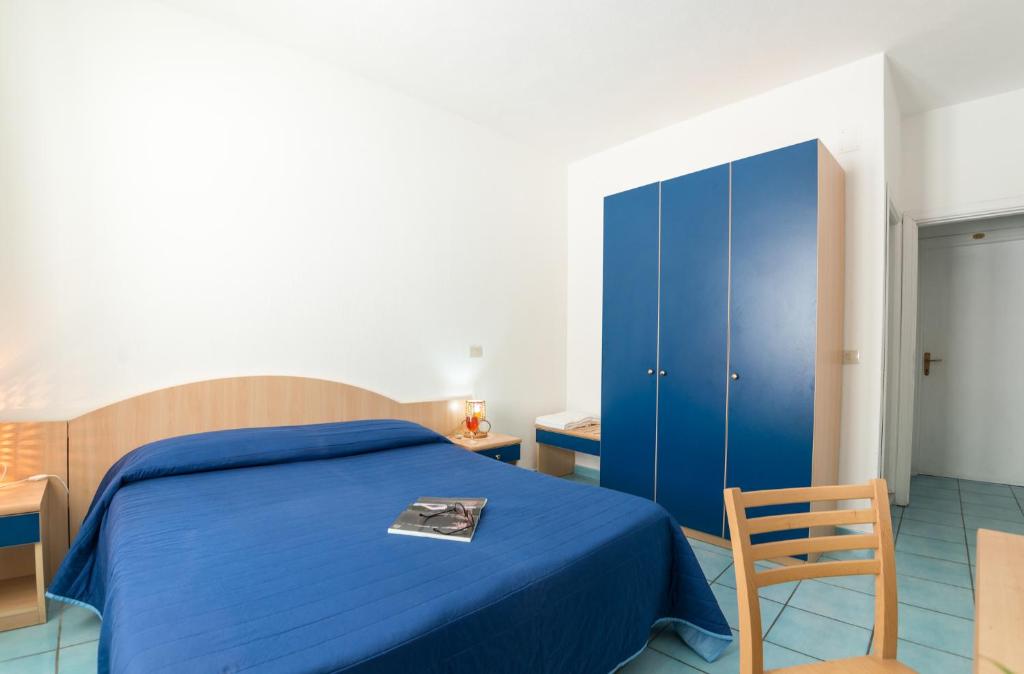 イスキアにあるB&B Verdeのベッドルーム(青いベッド1台、椅子付)