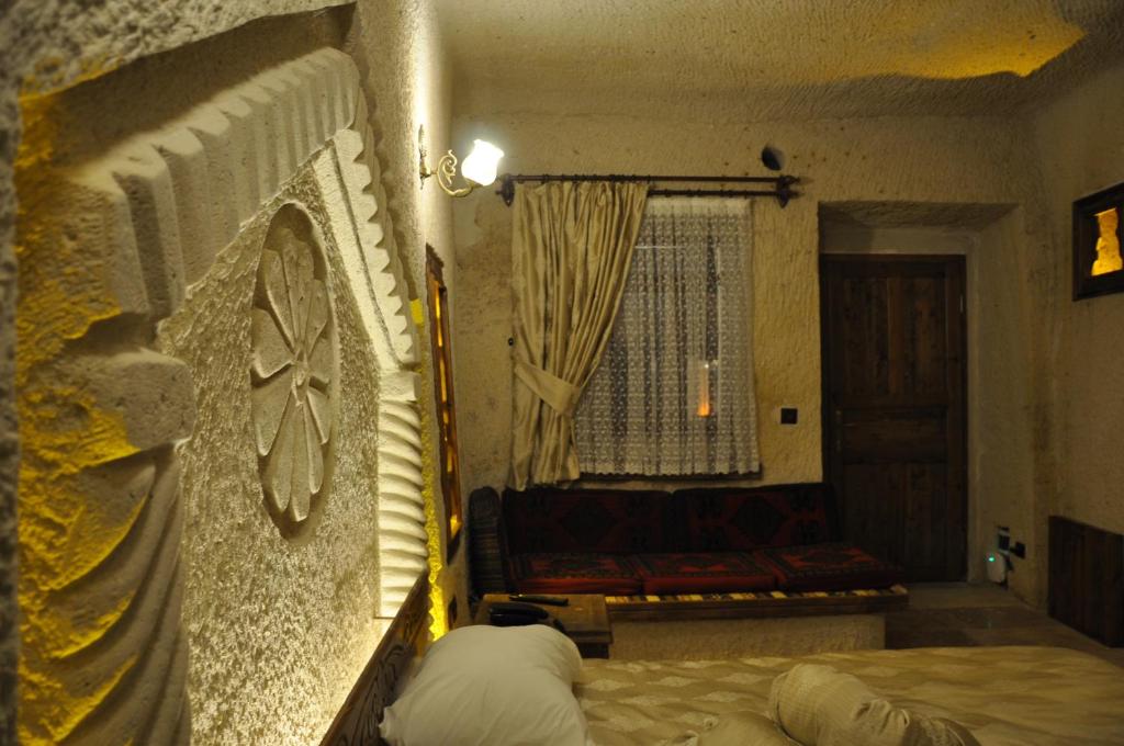 Postel nebo postele na pokoji v ubytování Çavuşin Cave House-Cappadocia