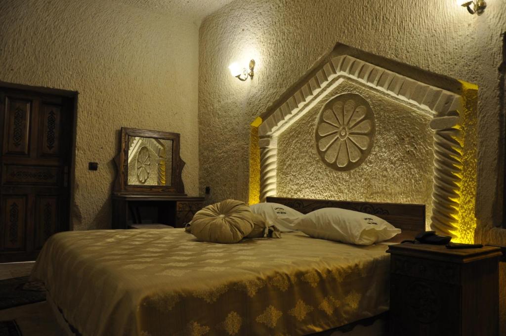 Postel nebo postele na pokoji v ubytování Çavuşin Cave House-Cappadocia