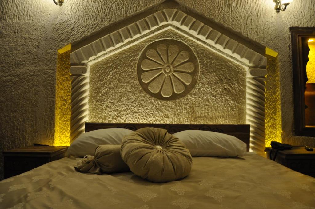 Postel nebo postele na pokoji v ubytování Çavuşin Cave House-Cappadocia