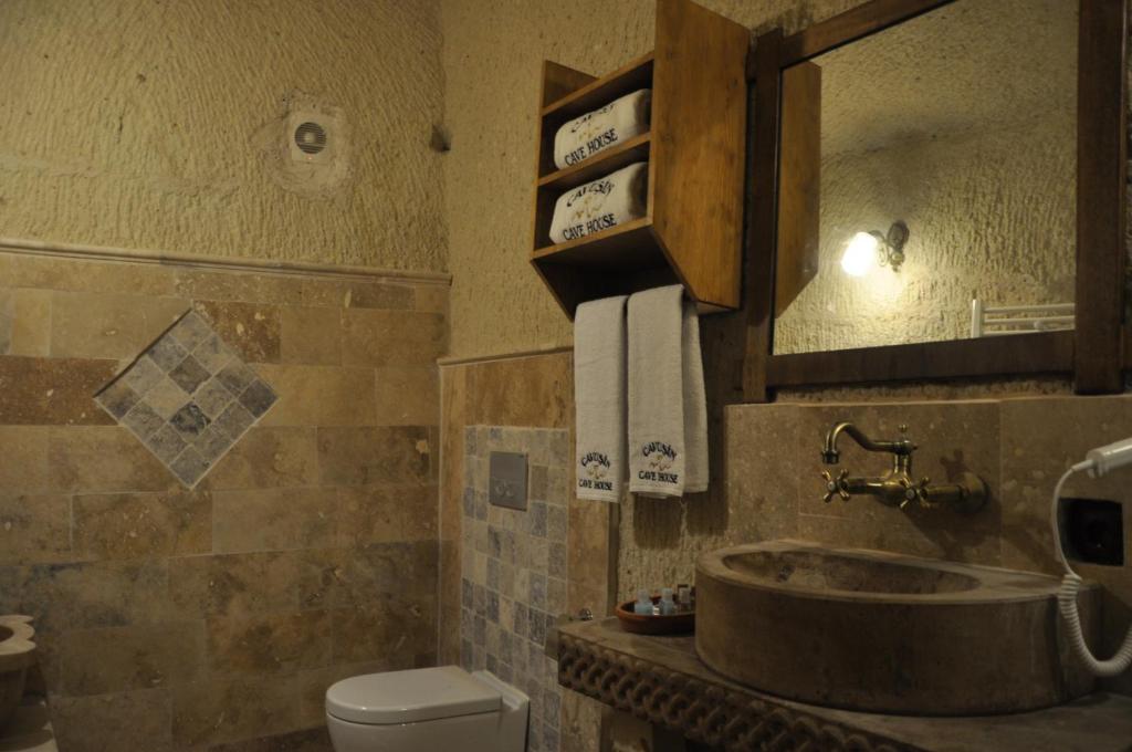 Koupelna v ubytování Çavuşin Cave House-Cappadocia