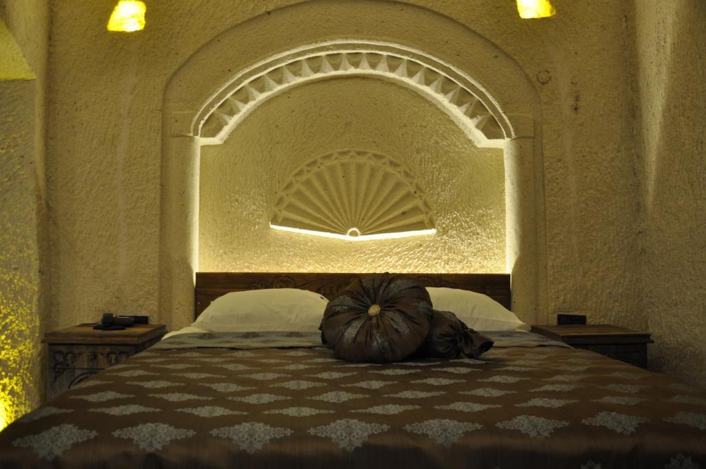 Postel nebo postele na pokoji v ubytování Çavuşin Cave House-Cappadocia