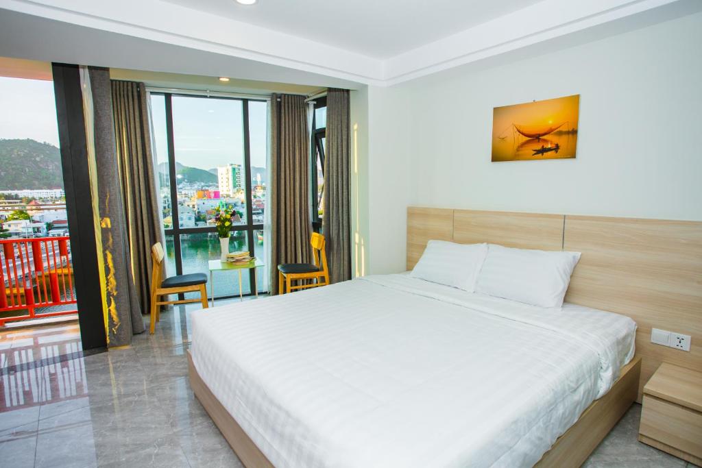 Postel nebo postele na pokoji v ubytování Moonlight Bay Hotel & Apartment