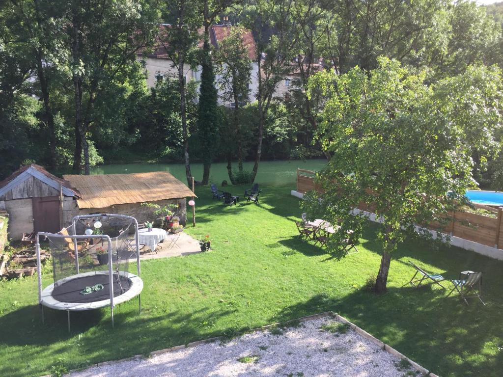 eine Luftansicht auf einen Hof mit Spielplatz in der Unterkunft Gîte sur Loue in Ornans