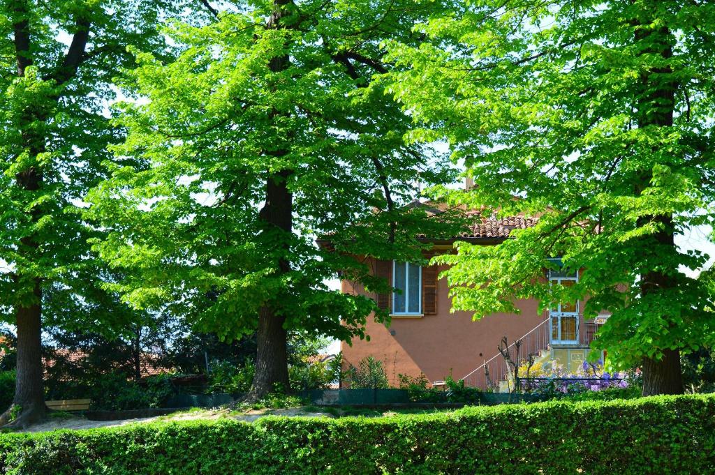 una casa con árboles delante de ella en Il Giardino Nel Parco R&B, en Bolonia