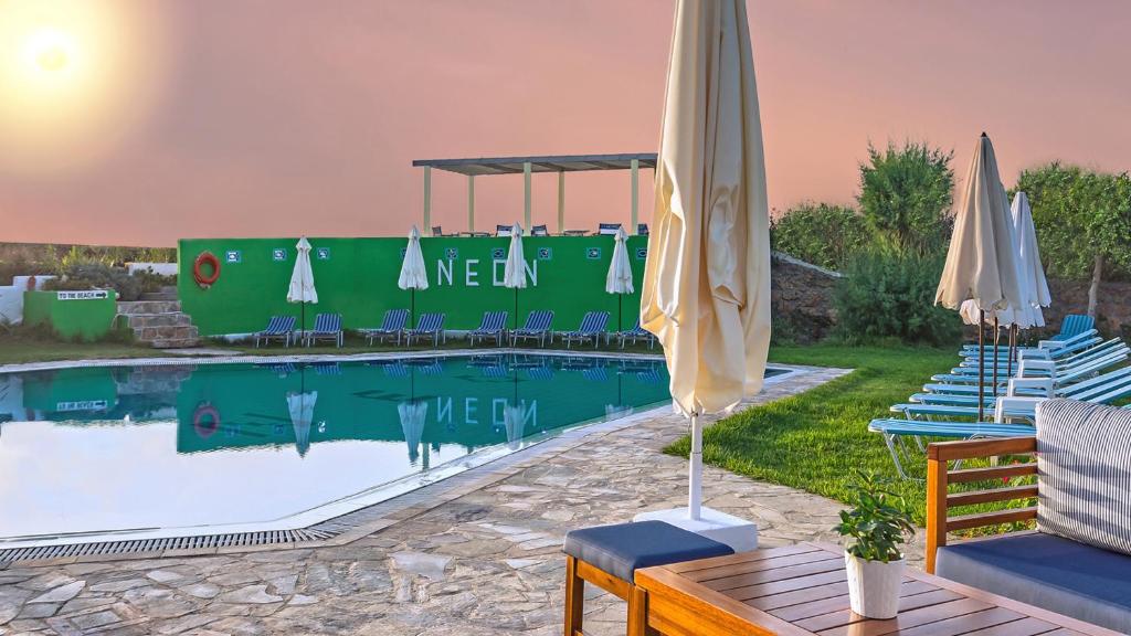 Bazén v ubytování Neon Hotel nebo v jeho okolí