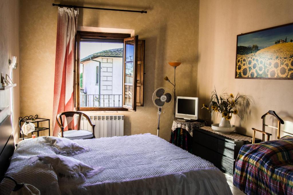 een slaapkamer met een bed en een raam bij Sunflower in Palaia