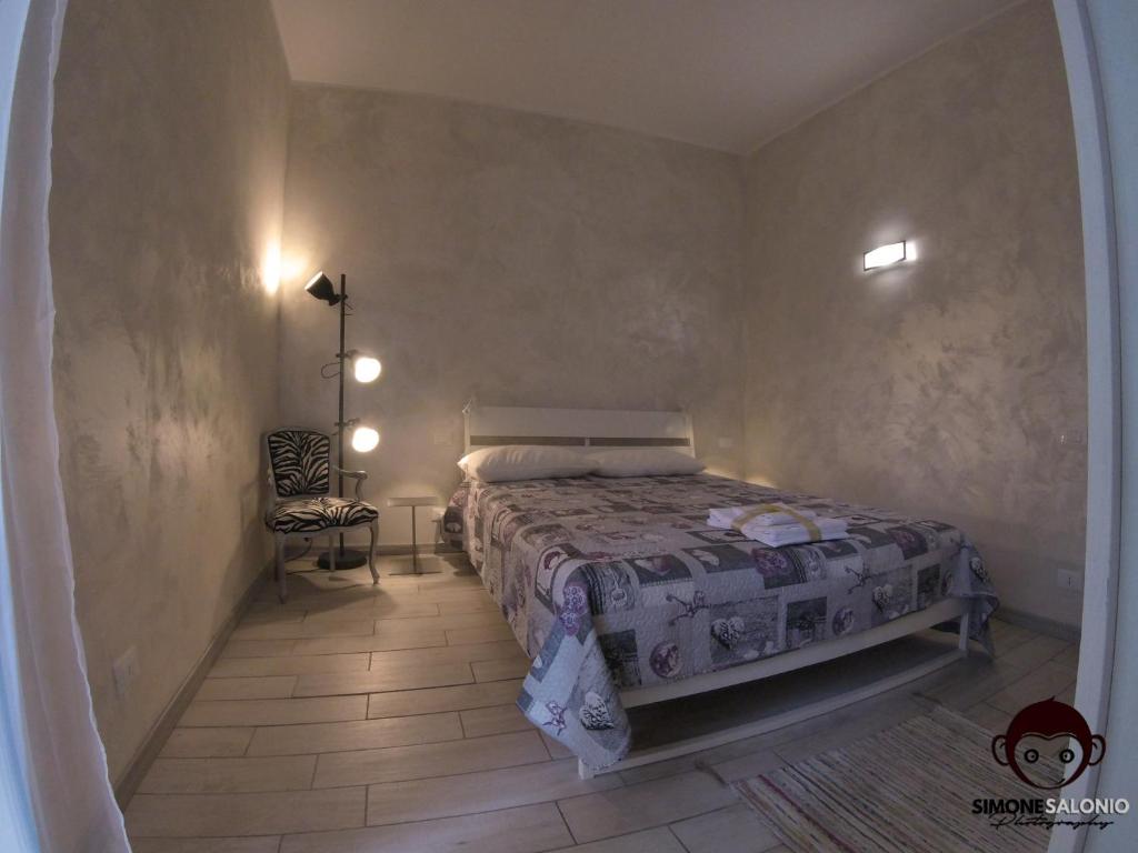 um quarto com uma cama e uma cadeira em Le Mosse di Anna em Florença