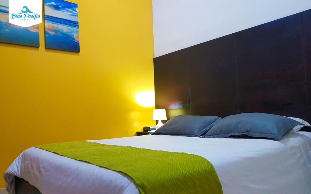 Postel nebo postele na pokoji v ubytování Hostal Blue Pacific