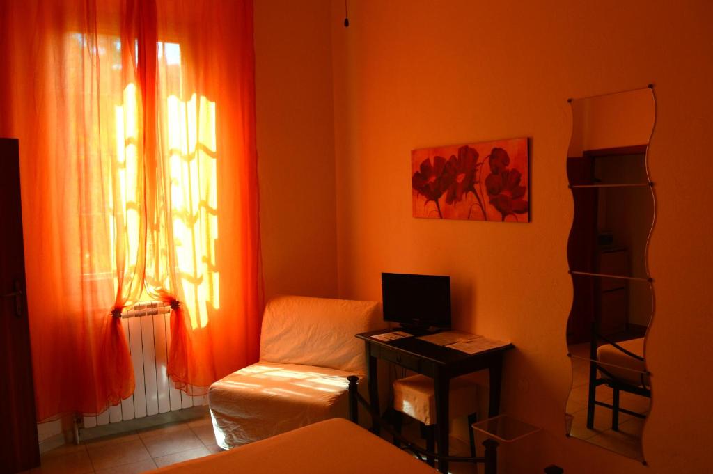 A television and/or entertainment centre at Il Giardino Nel Parco R&B
