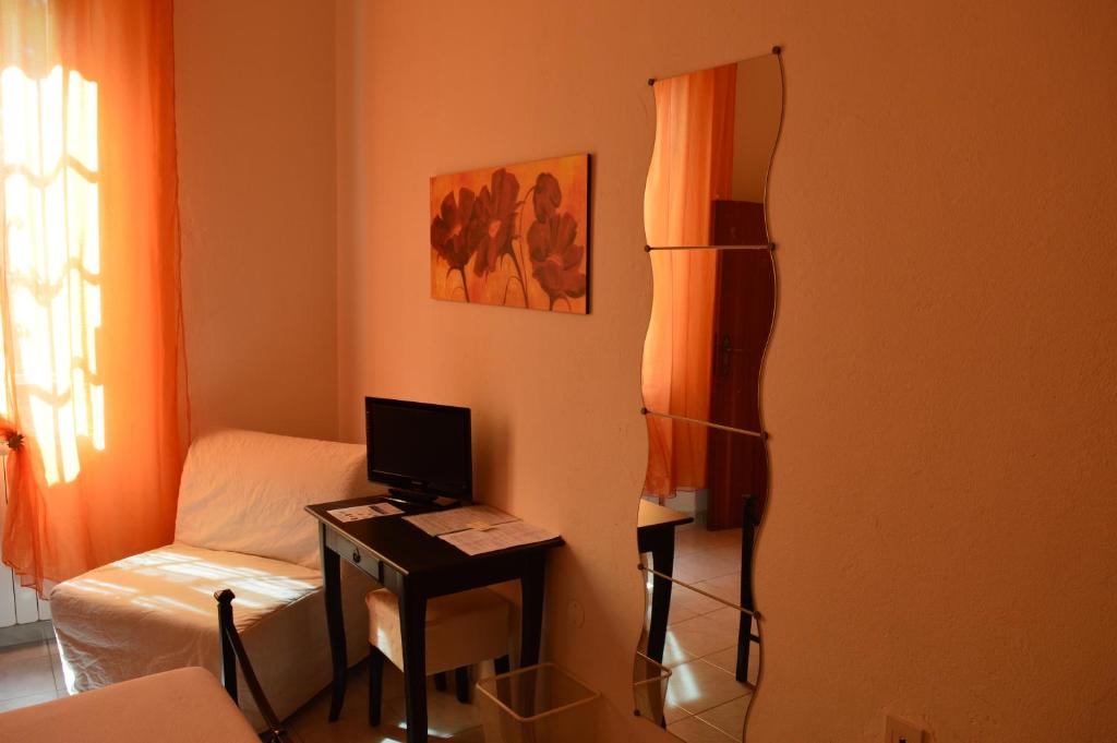 A television and/or entertainment centre at Il Giardino Nel Parco R&B
