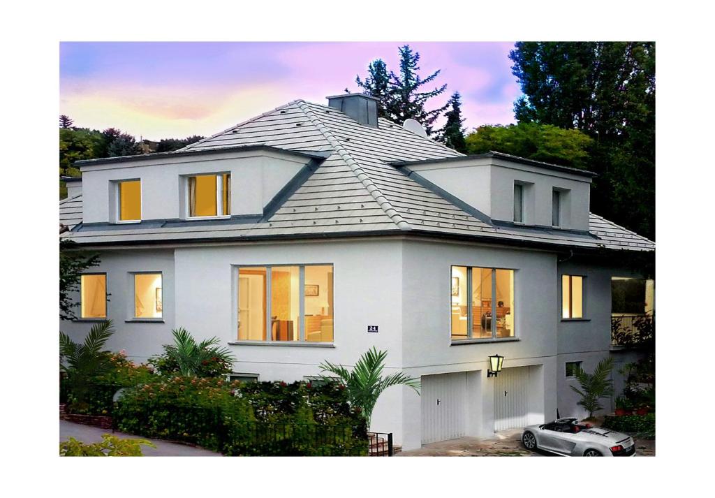 una casa bianca con tetto grigio di White Villa a Baden