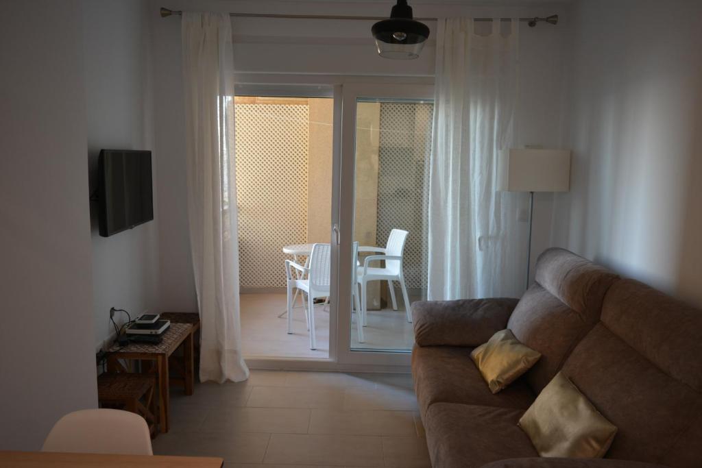 A television and/or entertainment centre at Apartamento Playa Victoria - Cádiz