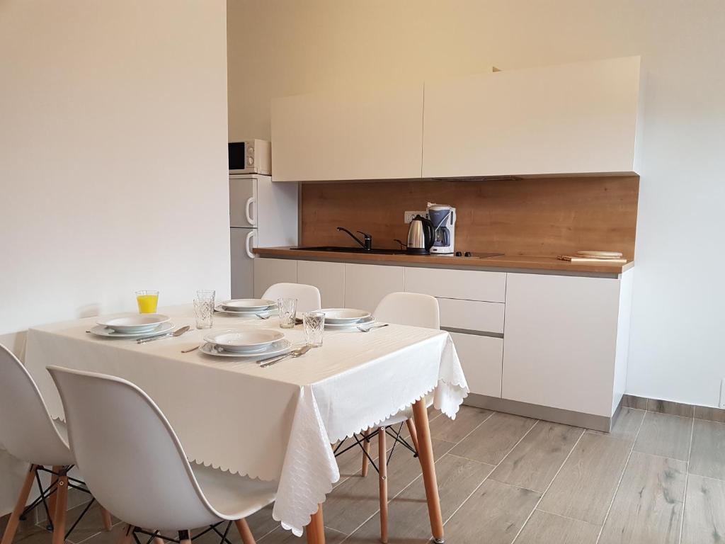 Kuchyň nebo kuchyňský kout v ubytování Apartmani Nora Štinjan