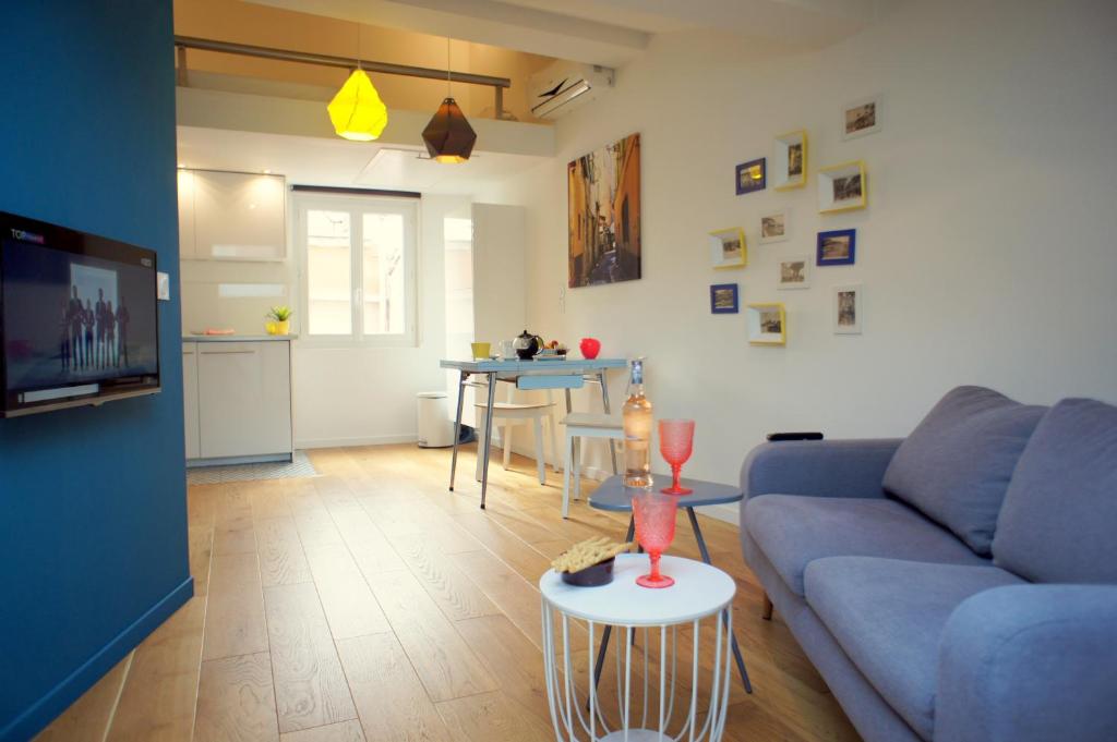 ニースにあるZe Perfect Place - Superbe Studio Vieux Nice - calme et climatiséのリビングルーム(青いソファ、テーブル付)