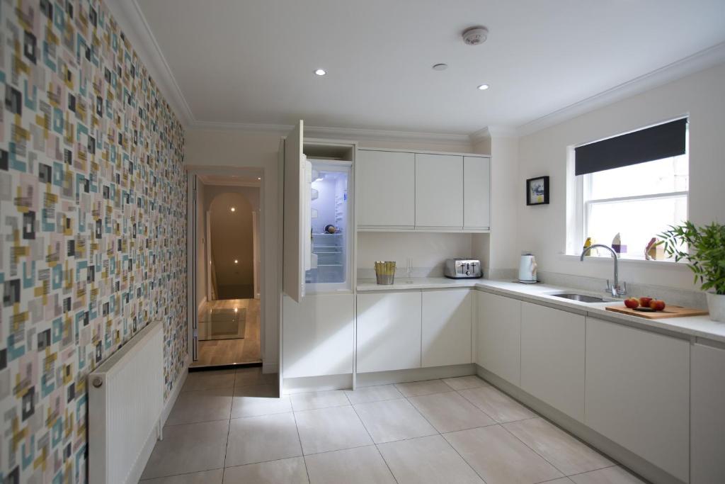 Köök või kööginurk majutusasutuses Ceres Newly refurbished 3 bedroom in Heart of Bath
