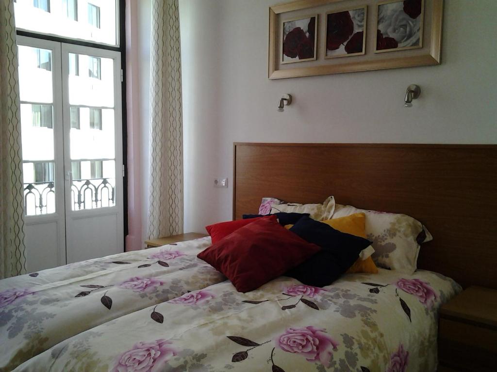 リスボンにあるBaixainnのベッドルーム1室(枕付)