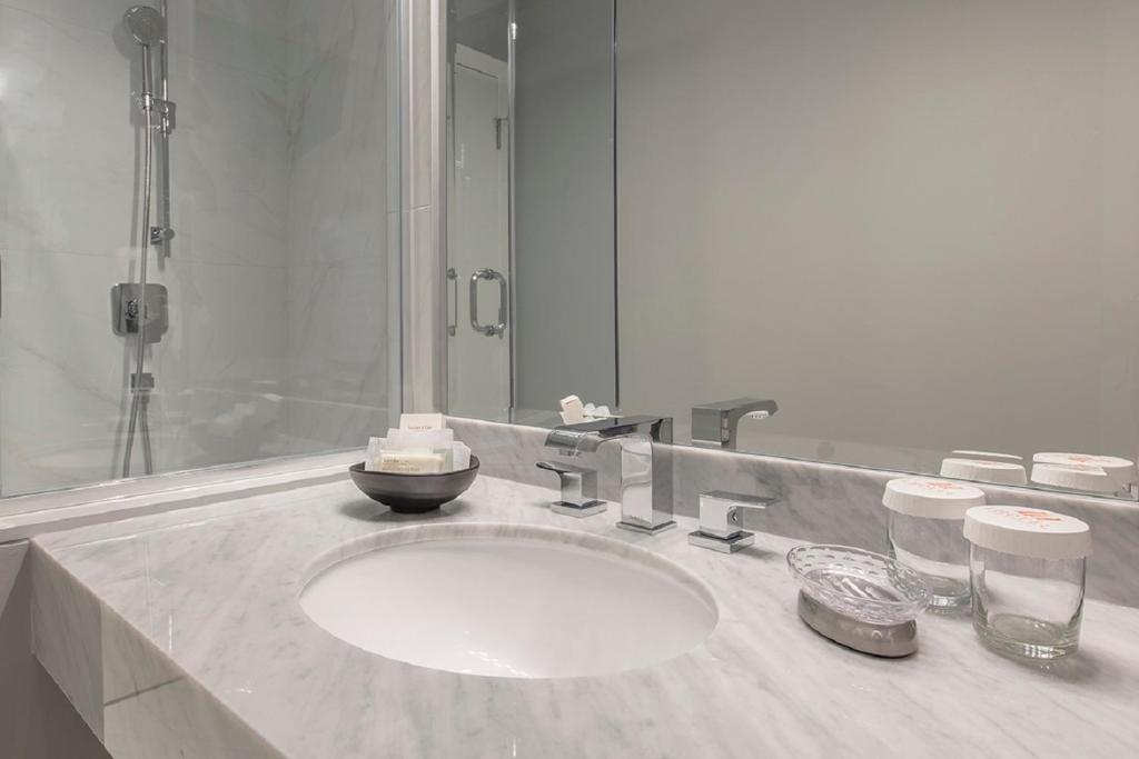 Koupelna v ubytování LHotel