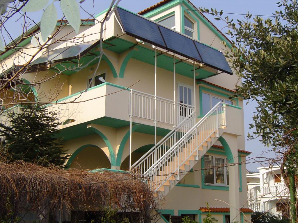 Apartments Tina في لوبار: مبنى بلوحة شمسية جنبه
