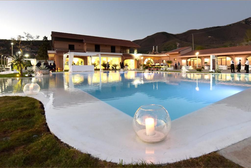 een zwembad met een kaars in het midden bij Masseria Nobile Relais in Fisciano