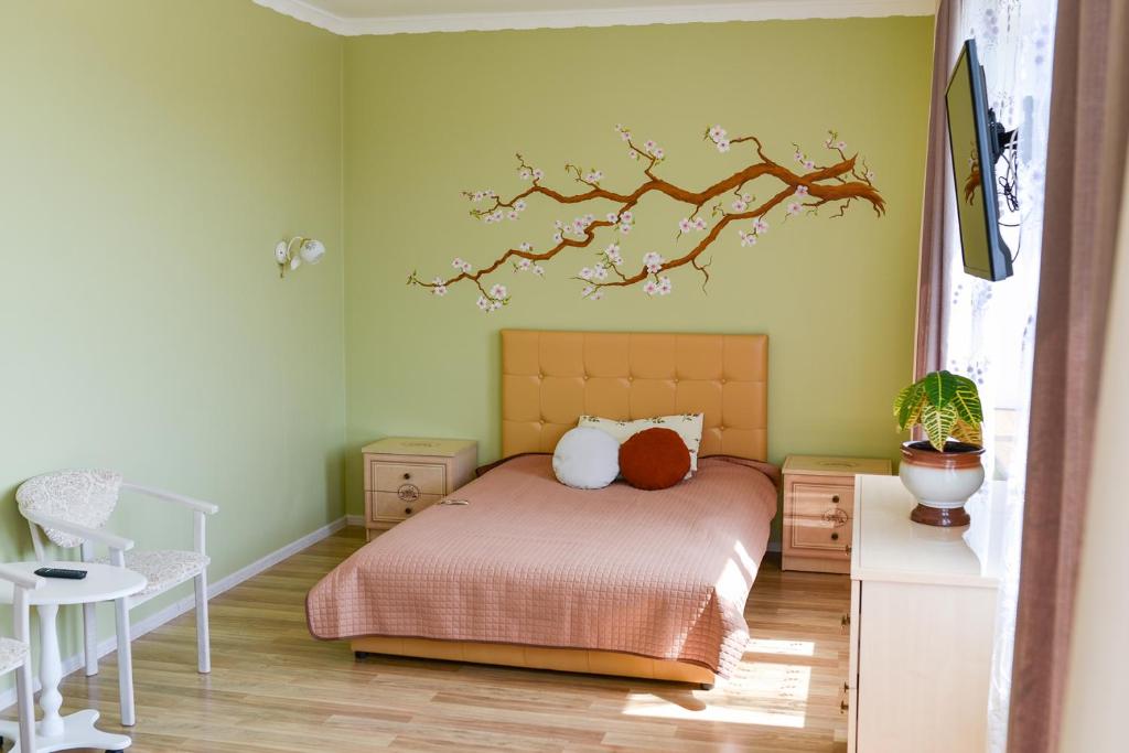 Кровать или кровати в номере Green Apartments Bandery 35