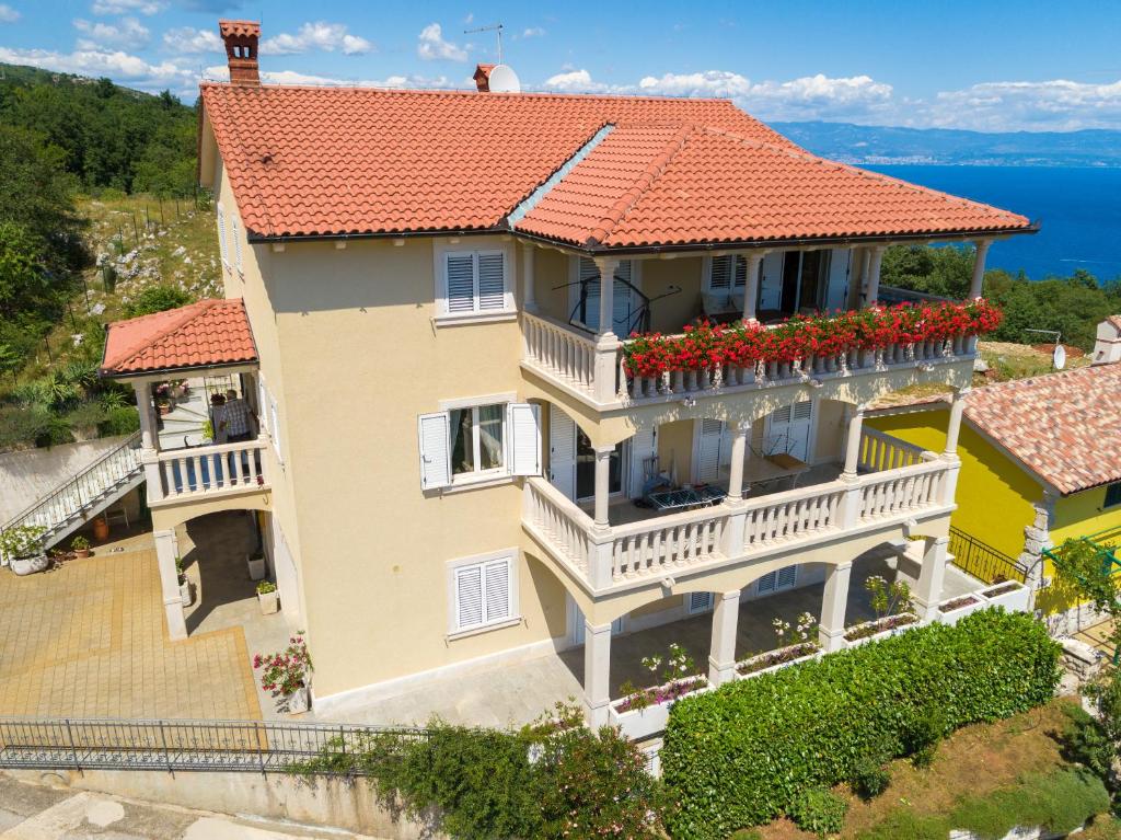 an aerial view of a house with a balcony at Apartman EN in Mošćenička Draga