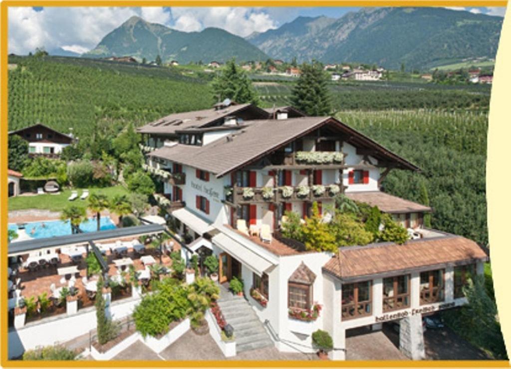 una vista aérea de una casa con piscina en Hotel Hofer, en Tirolo