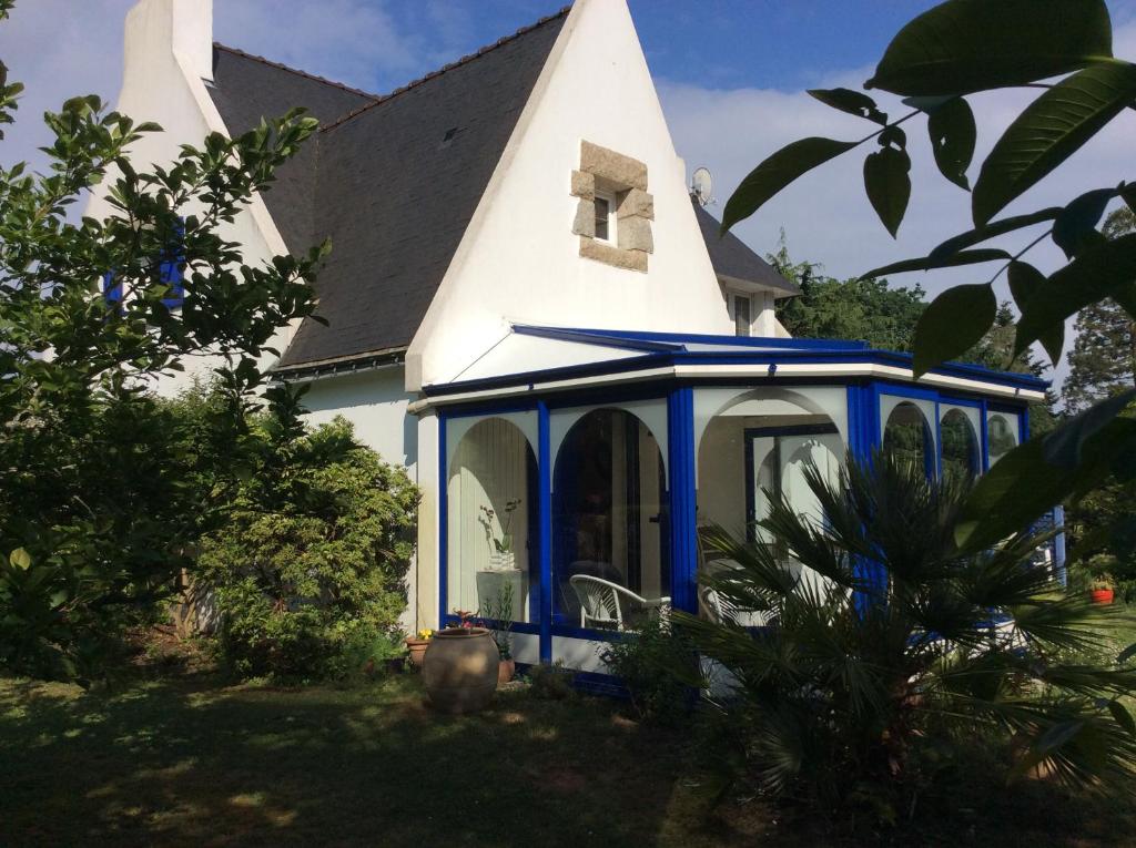 a house with a blue and white house at chambre au calme a Botquelen in Arradon