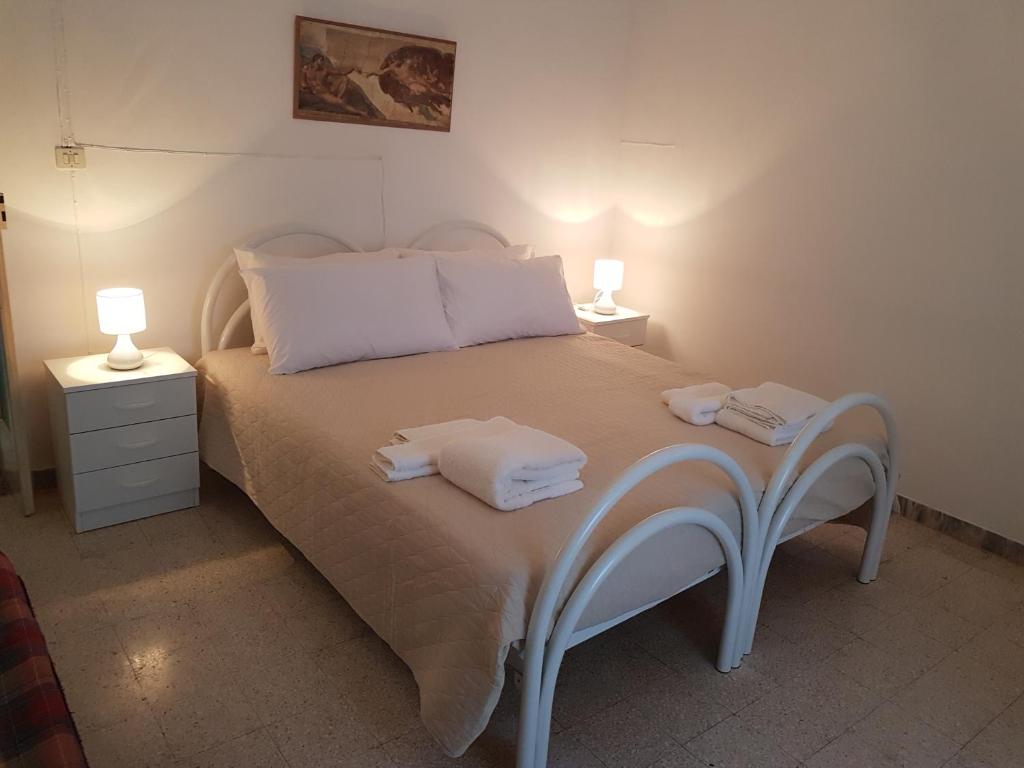 una camera da letto con un letto e due asciugamani di Casa in campagna a Cisternino