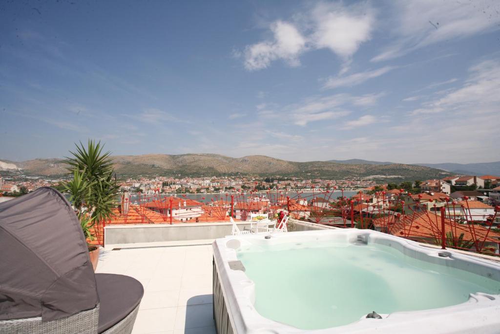 bañera de hidromasaje en la azotea de una casa en Domus Apartments, en Trogir